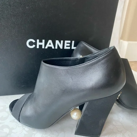 CHANEL - Picture 4 of 7